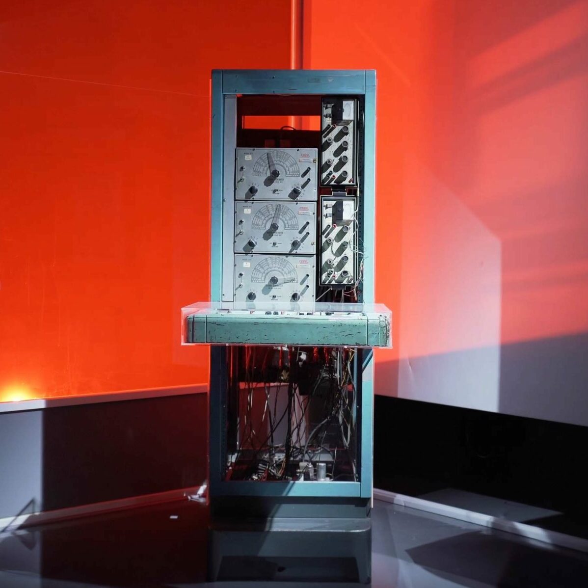 소장품 하이라이트 | 큐레이터와 함께 4: 백남준&아베 슈야, 〈백-아베 비디오 신디사이저〉